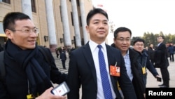 电子商务公司京东(JD.com)的创始人兼首席执行官刘强东于2018年3月5日在北京举行的全国人民代表大会开幕式后离开人民大会堂 (资料照)
