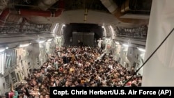 Un avion militaire américain avec des centaines d'Afghans qui fuient le pays.