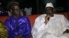 Le Président Macky Sall (à droite) présente ses condoléances à Thierno Alassane Sall suite au décès de son père, à Dakar, Sénégal, le 12 Avril 2017. (VOA/Seydina Aba Gueye)
