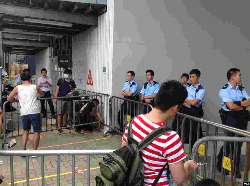 數千香港市民雲集政府總部聲援被困公民廣場學生(美國之音圖片/海彥拍攝)