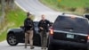 Sejumlah anggota kepolisian tampak membawa senjata ketika berjaga di sebuah area di Bowdoin, Maine, pada 26 Oktober 2023. (Foto: AP/Steven Senne)