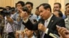 Um Sam An, a prominent opposition lawmaker challenges Cambodian officials about border issue at a press conference about official map used for border post at the Council of Ministers on July 2nd, 2015. (Neou Vannarin/VOA Khmer)