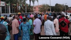 Militantes do PAIGC em frente à sede em Bissau (Foto de Arquivo)