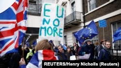 Les partisans de Brexit célèbrent le départ de la Grande-Bretagne de l'UE le jour de Brexit, alors que des manifestants anti-Brexit marchent en sens inverse à Londres, en Grande-Bretagne, le 31 janvier 2020. (REUTERS/Henry Nicholls)