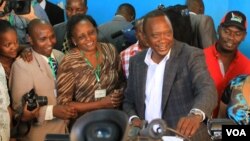  Uhuru Kenyatta le jour des élections le 4 mars, 2013