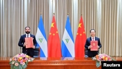 中國外交部副部長馬朝旭（右）和尼加拉瓜代表在天津簽署聯合公報。（2021年12月10日）