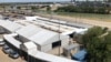 Carpas en Laredo, Texas, que serán usadas para procesar mediante audiencias audiovisuales los pedidos de asilo de inmigrantes. Foto: VOA/Celia Mendoza.