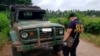 Un policier inspecte un véhicule au point de contrôle où une camionette a explosé le mardi 31 juillet 2018