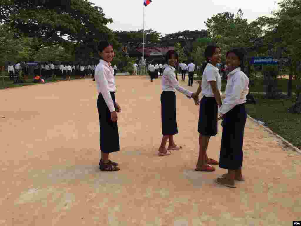 Cambodian girls at Hun Sen's Prasat Bakong High School where U.S First Lady Michelle Obama visited on Saturday March 21, 2015 in Siem Reap. (Phorn Bopha/VOA Khmer)