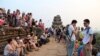 រូបឯកសារ៖ ភ្ញៀវ​ទេសចរ​ជាតិ​និង​អន្តរជាតិ​ថត​រូប​ទេស​ភាព​ថ្ងៃ​លិច​នៅ​លើ​កំពូល​ប្រាសាទ​ភ្នំ​បាក់ខែង​ ខេត្ត​សៀមរាប កាល​ពី​ល្ងាច​ថ្ងៃ​ទី​២១​ ខែ​មីនា​ ឆ្នាំ​២០១៥។ (នូវ​ ពៅ​លក្ខិណា​/VOA)