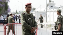 Des officiers de l'armée tunisienne montent la garde devant la base militaire de Bouchoucha après une fusillade à Tunis, le 25 mai 2015.