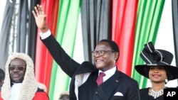 Rais Lazarus Chakwera akiwasalimia wafuasi wake baada ya kuapishwa mjini Lilongwe, Malawi, Jumapili, June 28 2020. 