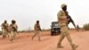 Des soldats burkinabés lors d'un entraînement avec des instructeurs de l'armée autrichienne, près d'Ouagadougo au Burkina Faso, le 13 avril 2018.