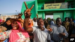 Wananchi wa Sudan wakusanyika nje ya jela ya al-Huda mjini pacha wa Khartoum, Omdurman, Julai 4, 2019