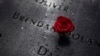 Une rose est déposée au Mémorial du 11 septembre à l'approche du 20e anniversaire des attentats du 11 septembre à Manhattan, New York (États-Unis), le 10 septembre 2021. 