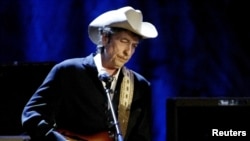 កម្រងរូបភាព៖ លោក Bob Dylan ទទួល​បាន​ពាន​រង្វាន់​ណូបែល​ផ្នែក​អក្សរសិល្ប៍​ឆ្នាំ ២០១៦