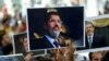 Les gens tiennent une photo du président égyptien Mohamed Morsi lors d'une cérémonie funèbre symbolique le 18 juin 2019 à la mosquée Fatih à Istanbul.