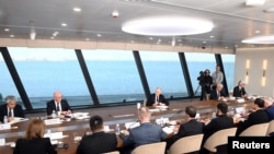 Rais wa Russia akuhudhuria mkutano wa wahariri wakuu wa vyombo vya habari vya kimataifa mjini St Petersburg, Juni 5, 2024.