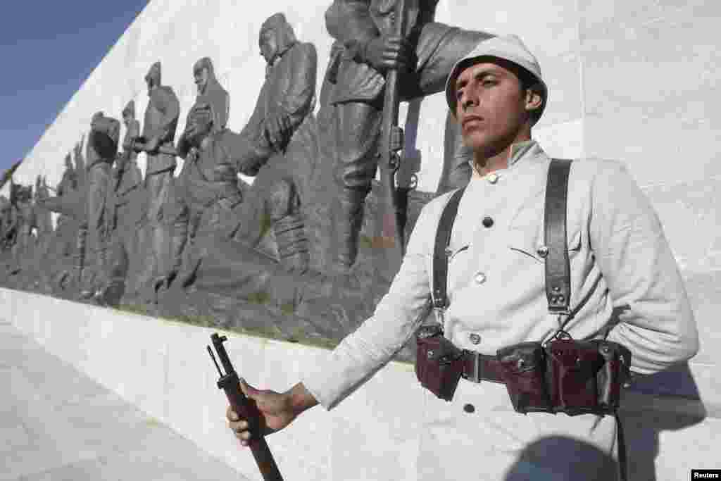 A Turkish soldier in historical uniform stands at a ceremony marking the 100th anniversary of the Battle of Canakkale, as part of the Gallipoli campaign in Gallipoli, Turkey, March 18, 2015. 
