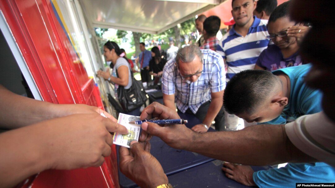 Ciudadanos venezolanos obtienen identificaciones que les permitirán votar este domingo en las elecciones presidenciales.