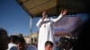 Лидер протеста Баграт Гальстанян обращается к демонстрантам во время митинга на площади Республики в Ереване 9 мая 2024 года.