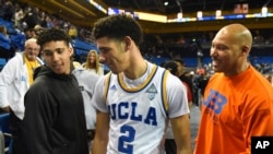 Lonzo Ball entre son frère LiAngelo, à gauche, et leur père LaVar Ball, Los Angeles, Californie, le 20 novembre 2016