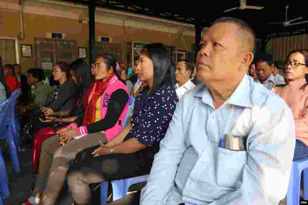 អ្នកចូលរួមកំពុងស្តាប់ការធ្វើបទបង្ហាញរបស់មន្រ្តីមជ្ឈមណ្ឌលសិទ្ធិមនុស្សកម្ពុជា (CCHR) អំពីរបាយការណ៍ពាក់ព័ន្ធនឹងការរើសអើងក្រុមអ្នកស្រលាញ់ភេទដូចគ្នា នៅថ្ងៃទី ៩ ខែធ្នូ ឆ្នាំ២០១៩។ (កាន់ វិច្ឆិកា/VOA)