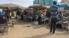 Les clients parcourent les tables des vendeurs au marché Colobane de Dakar, 17 juin 2017. (VOA/ Seydina Aba Gueye)