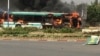 Un bus a été brûlé par les manifestants au carrefour GTA à Lomé, au Togo, le 28 février 2017. (VOA/Kayi Lawson)