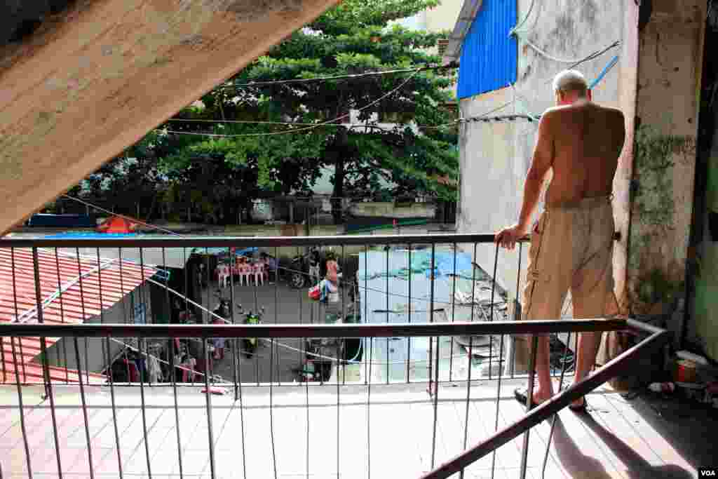 A general view of daily activities of residents at Phnom Penh's White Building on Friday, September 5, 2014. (Nov Povleakhena/VOA Khmer)