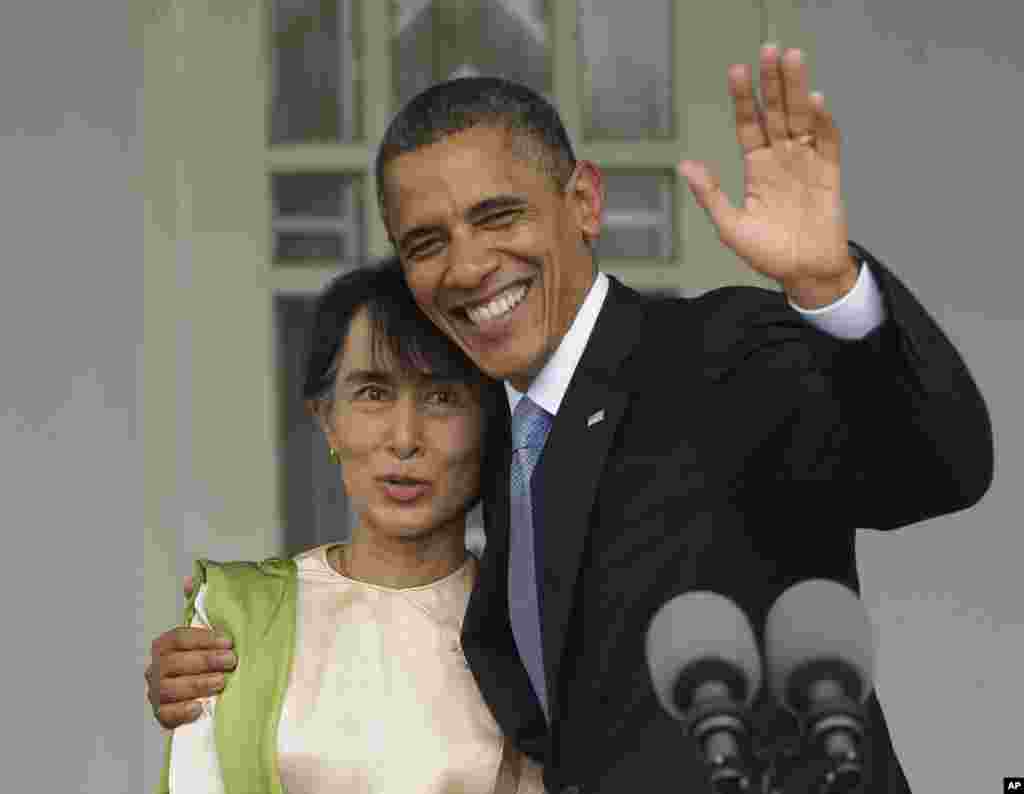 2012年11月19日，美國總統奧巴馬（右）在緬甸民主運動領袖昂山素姬在仰光的家中與她擁抱並向人們揮手致意。