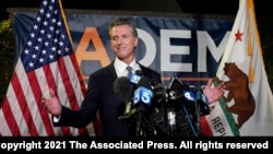 Gavana wa California Gavin Newsom akizungumza na waandishi wa habari baada ya kuibuka mshindi Jumanne, Sept. 14, 2021. (AP Photo…