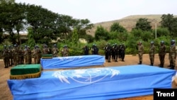Des soldats maliens et MINUSMA rendent hommage aux deux soldats de l'ONU tués dans l'attentat, lors de leurs funérailles à Bamako, le 18 décembre 2013. 