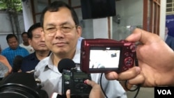 Eng Chhay Eang, vice president of the Cambodia National Rescue Party (CNRP) speaks to reporters at the party headquarters in Phnom Penh, Cambodia, April 2, 2017. (Hul Reaksmey/VOA Khmer