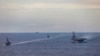 Les navires d'entraînement de la Force d'autodéfense maritime japonaise JS Kashima et JS Shimayuki effectuent un exercice de passage (PASSEX) avec le porte-avions à propulsion nucléaire de classe Nimitz USS Ronald Reagan dans la mer de Chine méridionale, le 7 juillet 2020.