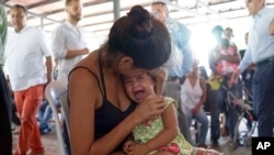 Mwanamke wa Venezuela akiwa na mtoto katika kituo cha afya kwa wahamiaji huko Cucuta, pamoja na mpaka wa Colombia na Venezuela , July 16, 2018. 