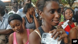 Wapigaji kura wa Abidjan wakisubiri kupokea vitambulisho vya kupiga kura.