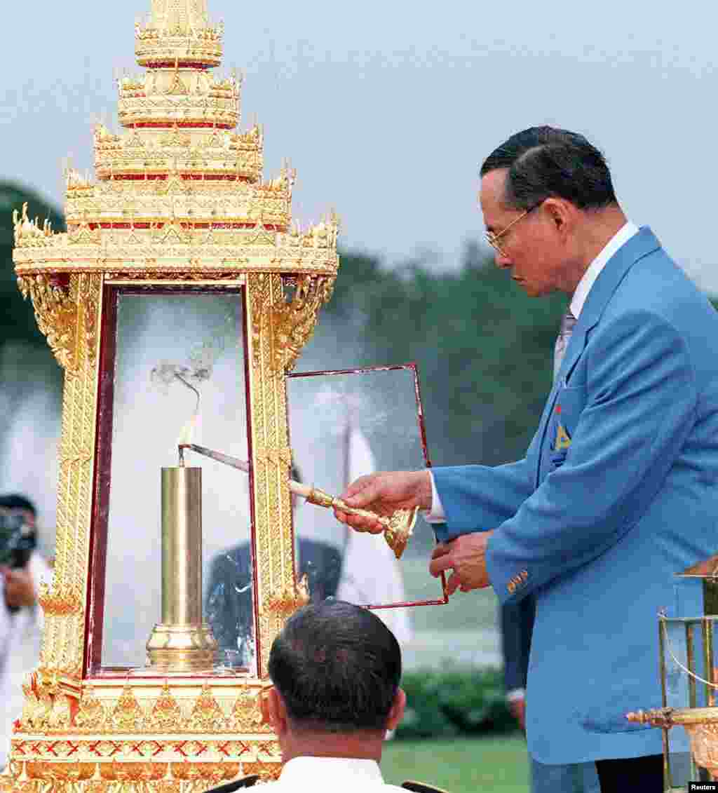 ព្រះមហាក្សត្រ​ថៃ​ព្រះបាទ Bhumidol Adulyadej ប្រគេន​ភ្លើង​សម្រាប់​កីឡា​ Asian Games លើក​ទី​១៣ នៅ​ថ្ងៃ​ទី០៣ ខែ​ធ្នូ ឆ្នាំ​១៩៩៨ អំឡុងពេល​ពិធី​មួយ​នៅ​វិមាន Chitrlada បី​ថ្ងៃ​មុន​ការ​ចាប់​ផ្តើម​កីឡា Asian Games។