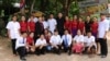 លោក លួន អាន​ចំណេះ ថតរូប​ជាមួយ​នឹង​ក្រុម​ការងារ​របស់​លោក​នៅ​ភោជនីយ៍​ដ្ឋាន​របស់​លោក ដែល​មាន​ឈ្មោះ​ថា​«‍The Palmboo»​នៅ​ទីរួម​ខេត្ត​សៀមរាប។