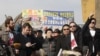 “人权基金会”主席托尔•哈佛森（右二）在记者会上讲话，脱北者、“自由朝鲜斗士”组织主席朴尚赫（中）在一旁聆听。