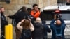 Acusado de asesinar al CEO de UnitedHealthcare grita al entrar a la corte y se opone a la extradición