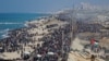 Dès l'ouverture du passage aux piétons, un flot ininterrompu de personnes chargées de bagages s'est mis en marche sur l'artère côtière vers le nord de Gaza.