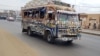 Un car rapide en circulation à Dakar, le 29 août 2018. (VOA/Seydina Aba Gueye) 