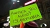 Demonstrasi yang mengkritisi anti-Muslim di dekat kampus Universitas Harvard, Cambridge, Massachusetts, pada 7 Maret 2017. (Foto: AP)