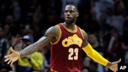 LeBron James, Cleveland Cavaliers, célèbre après avoir fait un dunk contre les Clippers de Los Angeles, 13 mars 2016 (AP Photo / Alex Gallardo)