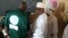 Le président Ibrahim Boubacar Keïta (au c.) a accompli son devoir civique dans le bureau de vote no. 1 du quartier Sebenicoro, à Bamako, le 20 novembre 2016. (VOA/Kassim Traoré)