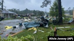 Des débris recouvrent une rue à East Brewton, en Alabama, le samedi 19 juin 2021. 