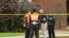 Des policiers surveillant la synagogue à la suite d'une fusillade à Pittsburgh, le 27 octobre 2018.