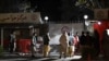 Keluarga korban ledakan berkumpul di luar rumah sakit darurat yang dikelola oleh organisasi bantuan Italia di Kabul menyusul ledakan di sebuah bus yang menewaskan 7 orang, Afghanistan, 7 November 2023. (Fot: Wakil Kohsar/AFP)