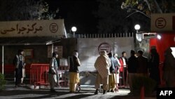 Keluarga korban ledakan berkumpul di luar rumah sakit darurat yang dikelola oleh organisasi bantuan Italia di Kabul menyusul ledakan di sebuah bus yang menewaskan 7 orang, Afghanistan, 7 November 2023. (Fot: Wakil Kohsar/AFP)
